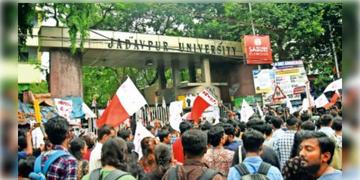 Read more about - JU Ragging | যাদবপুর বিশ্ববিদ্যালয়ে র‌্যাগিংয়ের জেরে যেখানে ছাত্রের মৃৃত্যু হয়, সেখানেই মামলার টাকা তুলতে বৈঠক করল 'অভিযুক্ত'রা