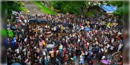 Read more about - CJP Protest | মহিলা আন্দোলনকারীকে অশালীনভাবে স্পর্শ মুম্বই পুলিশের, ভিডিয়ো ভাইরাল হতেই শুরু বিতর্ক!