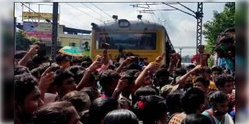 Read more about - ফের রেল অবরোধ সোনারপুরে, অবরোধের জেরে আটকে পড়েছে স্টাফ স্পেশ্যাল ট্রেনগুলি