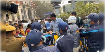 Read more about - CEO Office | পুলিশের ব্যারিকেড আছড়ে BLOদের বিক্ষোভ! CEO দপ্তরের সামনে ধুন্ধুমার পরিস্থিতি!