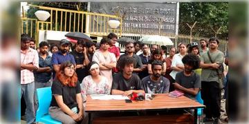 Read more about - SRFTI | উপাচার্যের ঘরে ভাঙচুর এবং হেনস্থার ঘটনায় ৫ ছাত্রকে বহিষ্কার করলেন SRFTI!