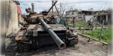 Read more about - আকস্মিক বিদ্যুৎ বিপর্যয়ের মুখে কিয়েভে, শহরের মানুষদের তৎক্ষণাৎ সরিয়ে নেওয়া হল