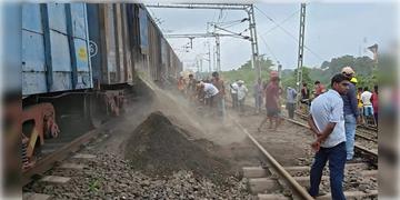 Read more about - Rail Service Disrupted | ফারাক্কায় ধসের জের, পরপর বাতিল উত্তরের ট্রেন! দেখে নিন তালিকা