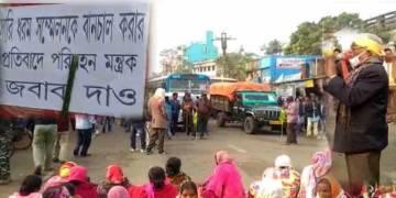Read more about - কলকাতায় আদিবাসী সম্মেলনে যেতে পর্যাপ্ত বাস না মেলায় বাঁকুড়ার রাইপুরে পথ অবরোধ সাঁওতাল সংগঠনের