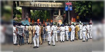 Read more about - Jadavpur University | যাদবপুর কাণ্ডে ক্যাম্পাসে পুলিশ, তলব সিসিটিভি ফুটেজ!