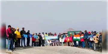 Read more about - পরিবেশ ও বন্যপ্রাণ সচেতনতার বার্তা নিয়ে সান্দাকফু অভিযান, পা মেলালেন ৬ বছরের শিশু ৬৭ বছরের প্রৌঢ়ও  