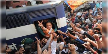 Read more about - Chinmay Prabhu | আদালত চত্বরে হিন্দুদের বিক্ষোভ! মৃত্যু ১ জনের! 'ঐক্যবদ্ধ বাংলাদেশ চাই' প্রিজন ভ্যান থেকে বললেন চিন্ময় প্রভু