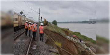Read more about - Train Cancelled | গঙ্গা ভাঙনের জেরে রেলপথে দুর্ভোগ, শুক্রবারও একগুচ্ছ ট্রেন বাতিল মালদহ ডিভিশনে
