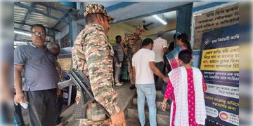Read more about - South 24Pargana | ফলতার পর সাতগাছিয়ায় ভোটাদের ওপর লাঠিচার্জের অভিযোগ কেন্দ্রীয় বাহিনীর বিরুদ্ধে, আহত ৩ বছরের শিশু!