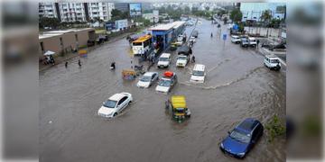 Read more about - Gujarat Extreme Rain | চূড়ান্ত খামখেয়ালিপনা বর্ষার, গুজরাটে জলের তলায় রাস্তা, চলছে স্পিডবোট