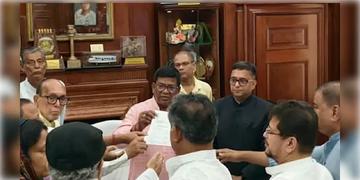 Read more about - New TMC | গঠিত হল ‘নব তৃণমূল ব্লক’, বিরোধী দলনেতা হিসেবে মনোনীত হলেন ঋতব্রত বন্দ্যোপাধ্যায়!