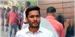 Read more about - Abhishek Banerjee | শনির ভোরে অভিষেক বন্দ্যোপাধ্যায়ের বাড়ি পৌঁছল শালবনি থানার পুলিশ! চললো খানা তল্লাশি