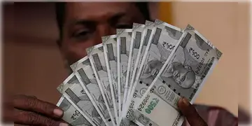 Read more about - Govt. Employees Salary Hike । একধাক্কায় ২৭.৫ শতাংশ বেতন বাড়ছে সরকারি কর্মীদের! বড় ঘোষণা সিদ্দারামাইয়ার!