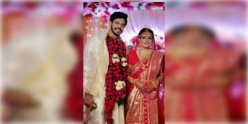 Read more about - সাত পাঁকে বাঁধা পড়লেন সৌরভ-ত্বরিতা, উত্তীর্ণ ওপেন থিয়েটারে আয়োজন করা হয় বিয়ের আসর 