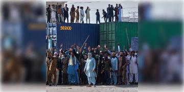 Read more about - Pakistan | TLP-আন্দোলনের ২য় দিনে রক্তাক্ত ইসলামাবাদ! পুলিশের গুলিতে মৃত ১১, গৃহযুদ্ধের আশংকা পাক-ভূমিতে