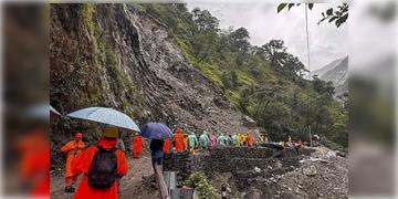 Read more about - Kedarnath Yatra | গৌরীকুণ্ডের কাছে ভূমিধস, বন্ধ রাস্তা, ফের স্থগিত কেদারনাথ যাত্রা