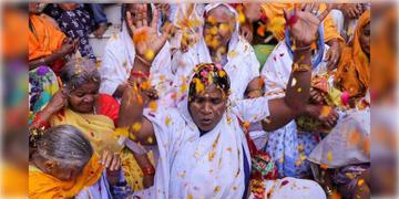 Read more about - Maharashtra | সাত হাজার গ্রাম থেকে সরলো বৈষম্যের বৈধব্য বিধি! নতুন 'আলো' মহারাষ্ট্রে!