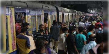 Read more about - Eastern Railway | মহিলাদের জন্য সংরক্ষিত কামরার বাড়ানোয় বিক্ষোভ নিত্যযাত্রীদের! এবার এই নিয়ে মুখ খুললো পূর্ব রেল!