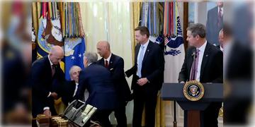 Read more about - US | ওষুধের দাম কমানোর ঘোষণার সময় হুড়মুড়িয়ে মাটিতে পড়লেন ফার্মেসি মালিক, উদ্বিগ্ন ট্রাম্প