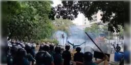 Read more about - Bangladesh | ইউনুসের বাসভবন ঘেরাও অভিযানের ডাক, পড়ুয়াদের ওপর চললো লাঠিপেটা! রেয়াত করা হয়নি শিক্ষকদেরও!