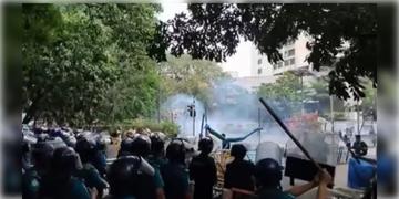 Read more about - Bangladesh | ইউনুসের বাসভবন ঘেরাও অভিযানের ডাক, পড়ুয়াদের ওপর চললো লাঠিপেটা! রেয়াত করা হয়নি শিক্ষকদেরও!