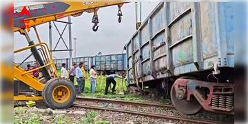 Read more about - Haldia | ফের রেল দুর্ঘটনা, লাইনচ্যুত মালগাড়ির ৪টি বগি! হলদিয়া বন্দরে চাঞ্চল্য