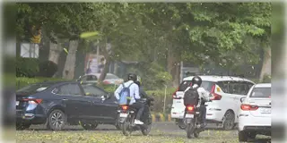 Read more about - Delhi | ধুলিঝড়ের কবলে দিল্লি, উপড়েছে গাছ, প্রবল বৃষ্টিতে বিধস্ত রাজধানী