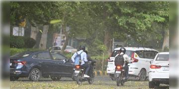 Read more about - Delhi | ধুলিঝড়ের কবলে দিল্লি, উপড়েছে গাছ, প্রবল বৃষ্টিতে বিধস্ত রাজধানী