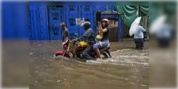 Read more about - Weather Update | ভারী বৃষ্টির সম্ভাবনা কলকাতা-সহ দক্ষিণবঙ্গের একাধিক জেলায়! তবে বুধবার থেকে কমবে বৃষ্টির পরিমাণ!