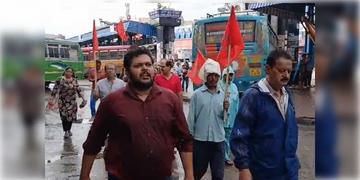 Read more about - Bharat Bandh | বন্‌ধ ঘিরে অশান্তি রাজ্যজুড়ে, সাতসকালে রেল অবরোধ, ভোগান্তিতে নিত্যযাত্রীরা!