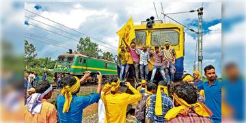 Read more about - Kurmi Agitation | আদিবাসী হিসাবে স্বীকৃতির দাবিতে ঝাড়খণ্ডে ট্রেন রূখে প্রতিবাদ কুড়মিদের, ব্যাহত ট্রেন চলাচল