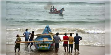 Read more about - 'Cyclone Dana Update | ঘূর্ণিঝড় 'দানা'র জেরে উপকূলবর্তী জেলাগুলিতে ব্যাহত ফেরি পরিষেবাও