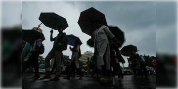 Read more about - Weather Update | উত্তর ও দক্ষিণবঙ্গে ভারী বৃষ্টির হলুদ সতর্কতা, দুর্যোগের পূর্বাভাস হাওয়া অফিসের!