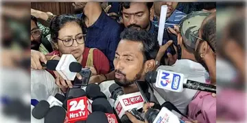 Read more about - SSC |  'সোমেই প্রকাশ হবে যোগ্য-অযোগ্য তালিকা'- আশ্বাস শিক্ষামন্ত্র্রীর! জানালো ১২ সদস্যের প্রতিনিধি দল