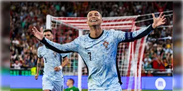 Read more about - Cristiano Ronaldo । প্রথম ফুটবলার হিসেবে রেকর্ড গড়লেন CR7, কেরিয়ারের ৯০০তম গোল করলেন ক্রিশ্চিয়ানো রোনাল্ডো