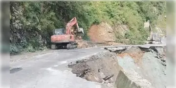 Read more about - Landslide | যোগাযোগ বিচ্ছিন্ন সিকিমের সঙ্গে শিলিগুড়ির, ধসের কারণে বন্ধ হয়ে গেল ১০ নম্বর জাতীয় সড়ক