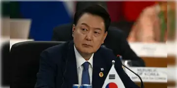 Read more about - South Korea President । বিপাকে দক্ষিণ কোরিয়ার প্রেসিডেন্ট, প্রেসিডেন্ট ইউন সুক ইওলের দেশত্যাগে নিষেধাঞা জারি করলো বিচার মন্ত্রণালয়