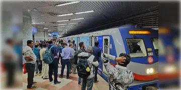 Read more about - Kolkata Metro | মেট্রো চালু হতে না হতেই ফের বিপত্তি! মেট্রো লাইনে ঝাঁপ যাত্রীর! আংশিক বন্ধ পরিষেবা!