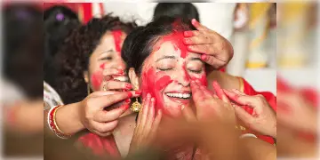 Read more about - Sindur Khela and Skin Care | র্যাশের ভয়ে সিঁদুর খেলা থেকে পিছু পা? সিঁদুর খেলার আগে ও পরে এই কাজ করলে ক্ষতি হবে না ত্বকের!