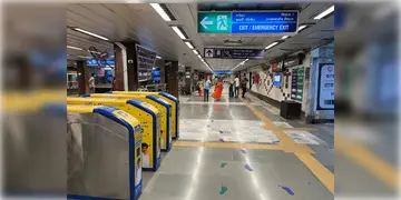 Read more about - Esplanade Metro Station | এসপ্ল্যানেড মেট্রো স্টেশনে আগুন আতঙ্ক! চলমান সিঁড়ির নীচের ঘরে হঠাৎ ধোঁয়া!