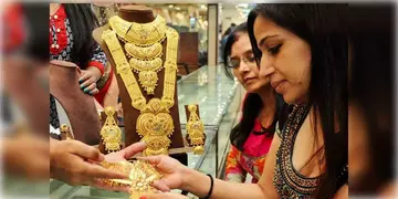 Read more about - Gold Rate Today | ভরা চৈত্রে তরতর করে চড়ছে সোনার দাম, আজ কলকাতায় হলুদ ধাতুর দর কত?