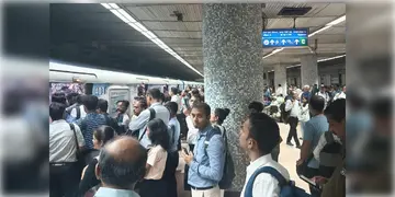 Read more about - Kolkata Metro | ছুটির সন্ধ্যেয় থমকালো মেট্রো, দমদমগামী ব্লু লাইনে দুর্ভোগ, ভোগান্তিতে যাত্রীরা