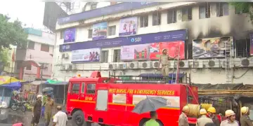 Read more about - Dhakuria | সাতসকালে ঢাকুরিয়ার রাষ্ট্রায়ত্ত ব্যাঙ্কে অগ্নিকান্ড! দমকলের ৬টি ইঞ্জিনের চেষ্টায় নিয়ন্ত্রণে আগুন