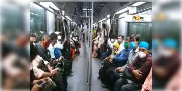 Read more about - মেট্রো চালুর প্রথম দিনেই দেখা মিললো অসচেতনতার চিত্র, করোনা বিধি অমান্য করছে যাত্রীরা