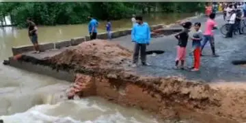 Read more about - পূর্ব বর্ধমানের ভাতারের কামারপাড়া নারায়ণপুর গ্রামে ভাঙল অস্থায়ী সেতু