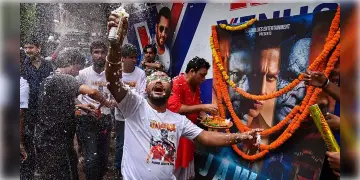 Read more about - Jawan | কাক ভোর থেকে দেশ জুড়ে 'জওয়ান' জ্বর! 'বলিউডের কিং' যে তিনিই বোঝালেন রেকর্ড ভাঙা 'জওয়ান'-এ!