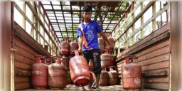 Read more about - Ujjwala Yojna | কমলো উজ্জ্বলা যোজনার LPG সংখ্যা, এবার থেকে মিলবে মাত্র ৪টি ভর্তুকিযুক্ত রান্নার গ্যাসের সিলিন্ডার!