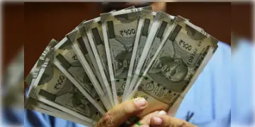 Read more about - Indian Economy । ৩ বছরে ভারতবাসীর মোট সঞ্চয় কমেছে প্রায় ১১ লক্ষ কোটি!