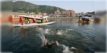 Read more about - Kashmir Weather | কাশ্মীরে ২৫ বছরে উষ্ণতম দিন! শ্রীনগরে তাপমাত্রা ৪০ এর কাছাকাছি! গরমে বন্ধ করতে হলো স্কুল