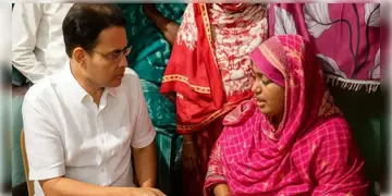 Read more about - Humayun Kabir | কালীগঞ্জে নিহত শিশুর পরিবারকে টাকা দেওয়ার অভিযোগে হুমায়ুন কবিরকে শো কজ করল তৃণমূল!